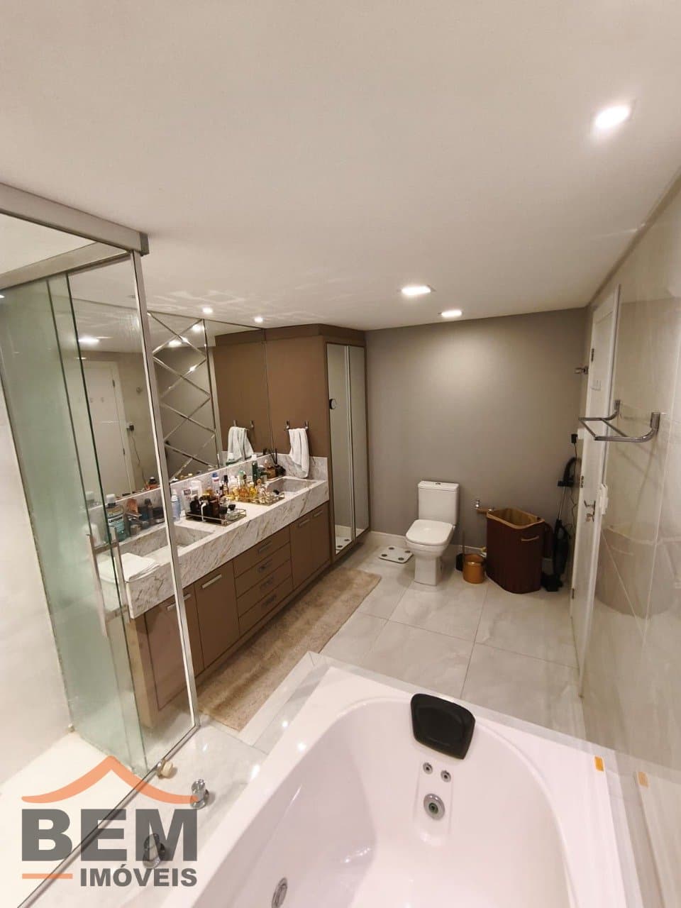 Apartamento para Locação com 5 quartos e 240m² no bairro Centro, em Itajaí - SC