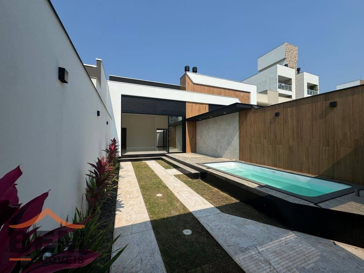 Casa para Venda com 3 quartos e 130m² no bairro Centro, em Camboriú - SC
