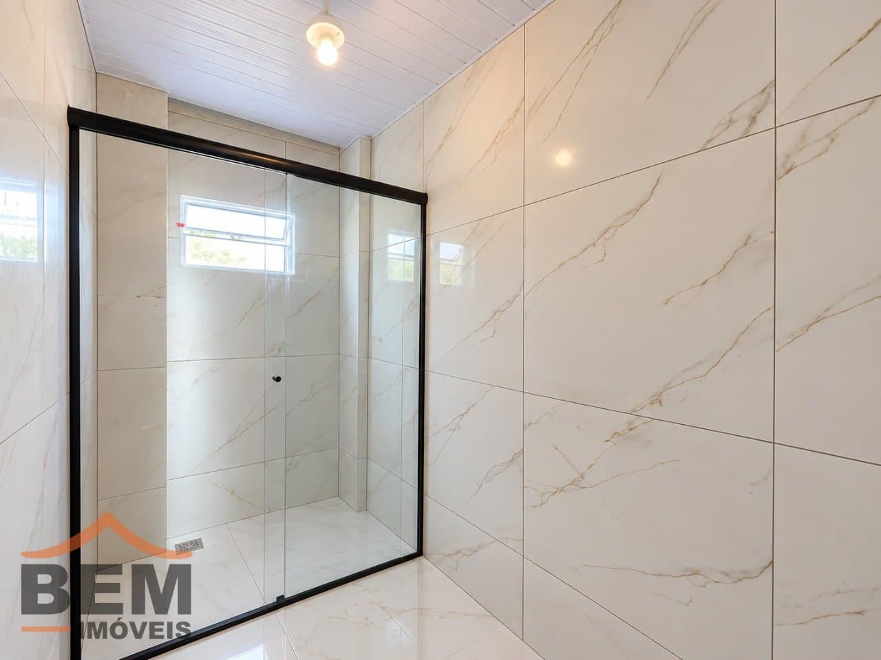 Kitnet para Locação com 1 quarto e 34m² no bairro Meia Praia, em Navegantes - SC
